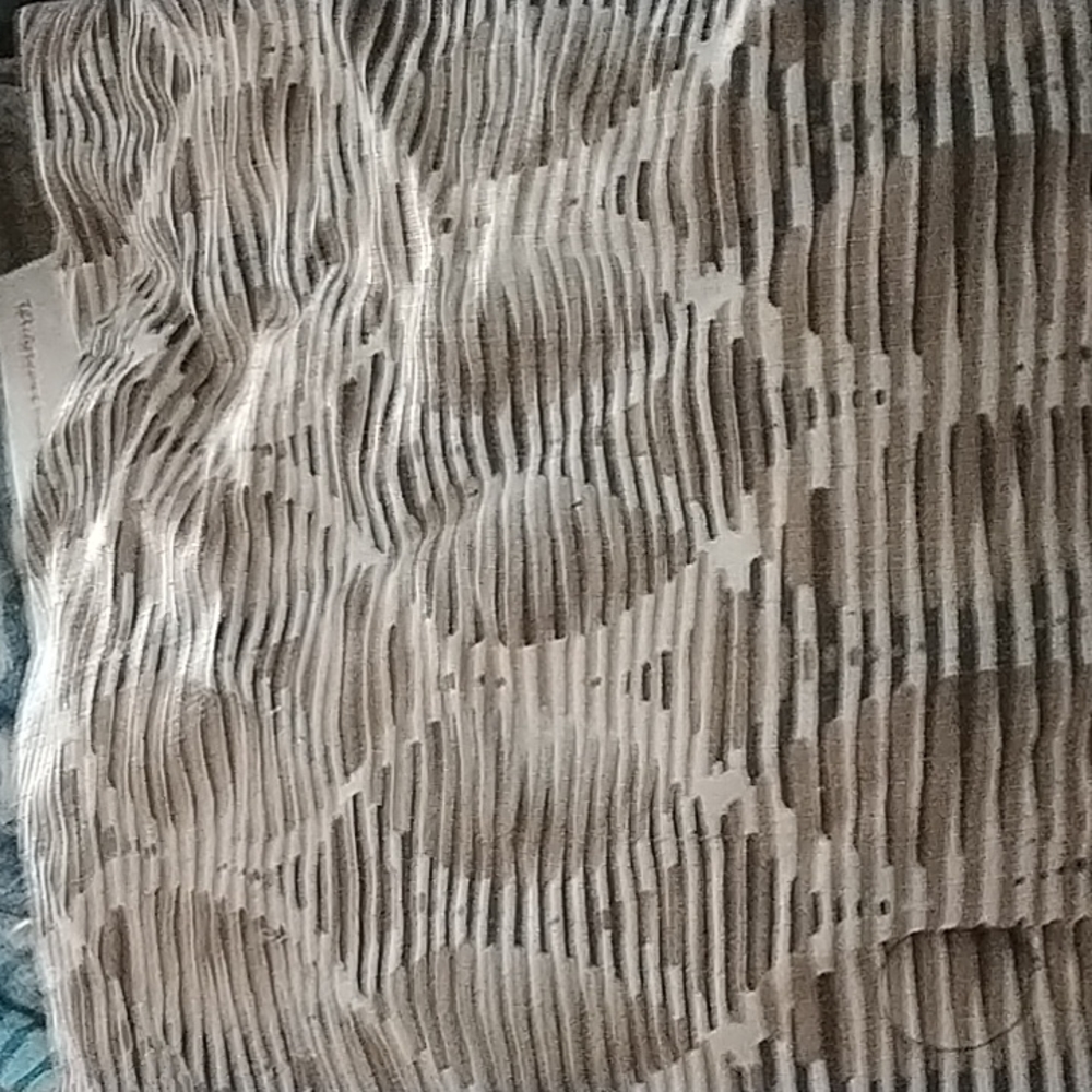 King size comforter w/ 2 sham pillow cases and 4 standard tan pillow cases .